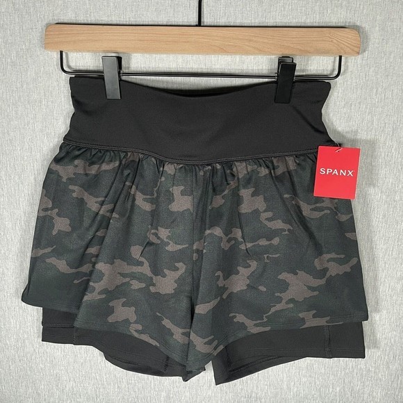 NWT SPANX Get Moving Wicking Performance Black Camo Athletic Shorts 50227R Small - Picture 3 of 7